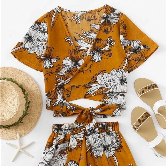 SHEIN Tops - NWOT Floral Crisscross Tie Back Crop Top
